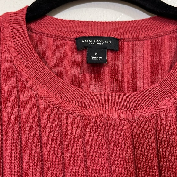 Ann Taylor sleeveless dark rose top. Size Medium. - Picture 2 of 7